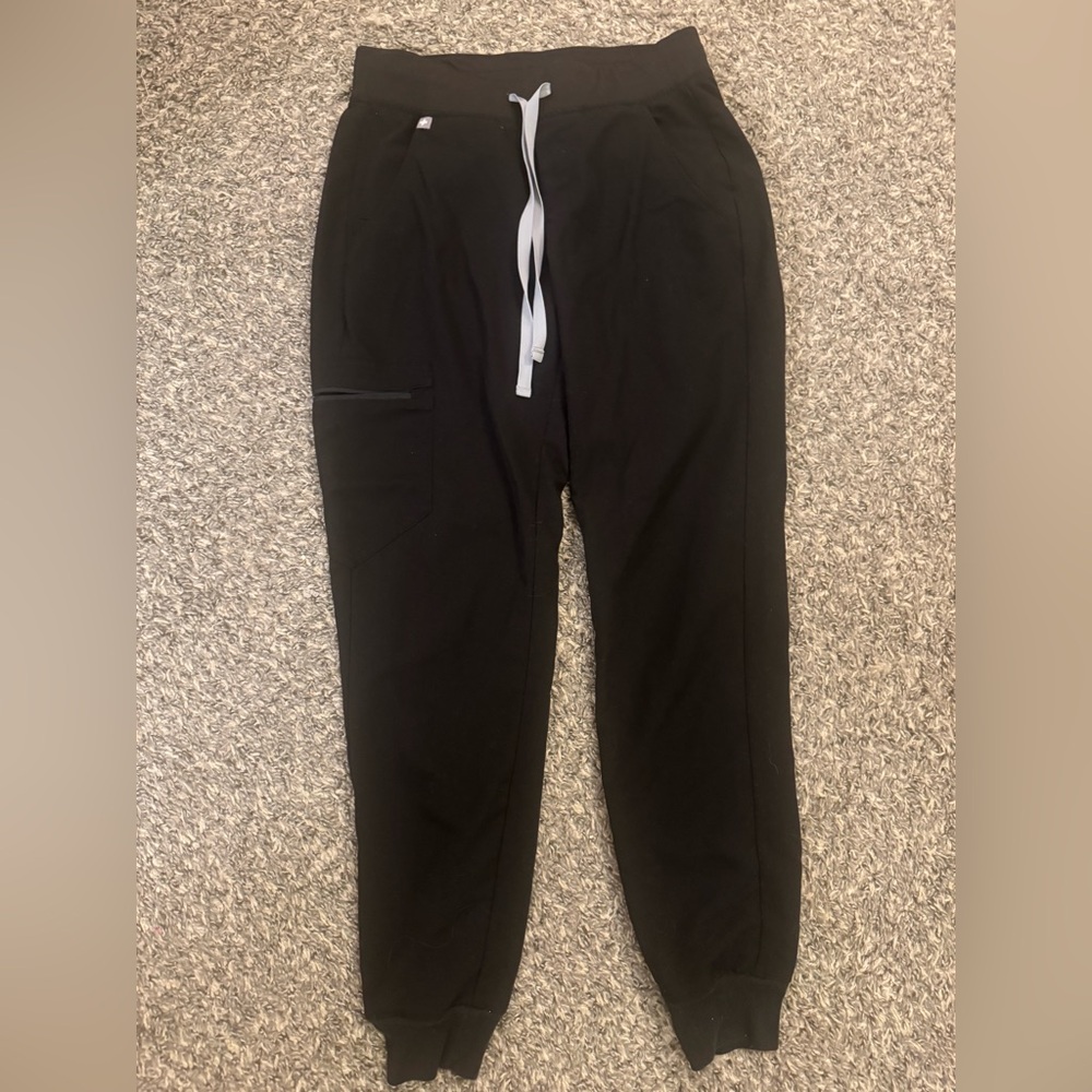 Figs Black Jogger Scrubs size XS
Figs black scrub tops size XXS
Barely worn